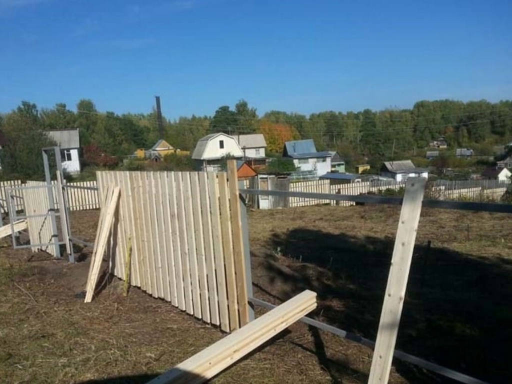 монтаж деревянного забора на каркасе из профильных труб