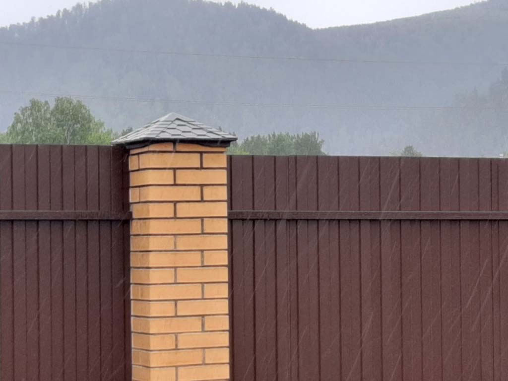 забор со столбами из кирпича для частного участка фото