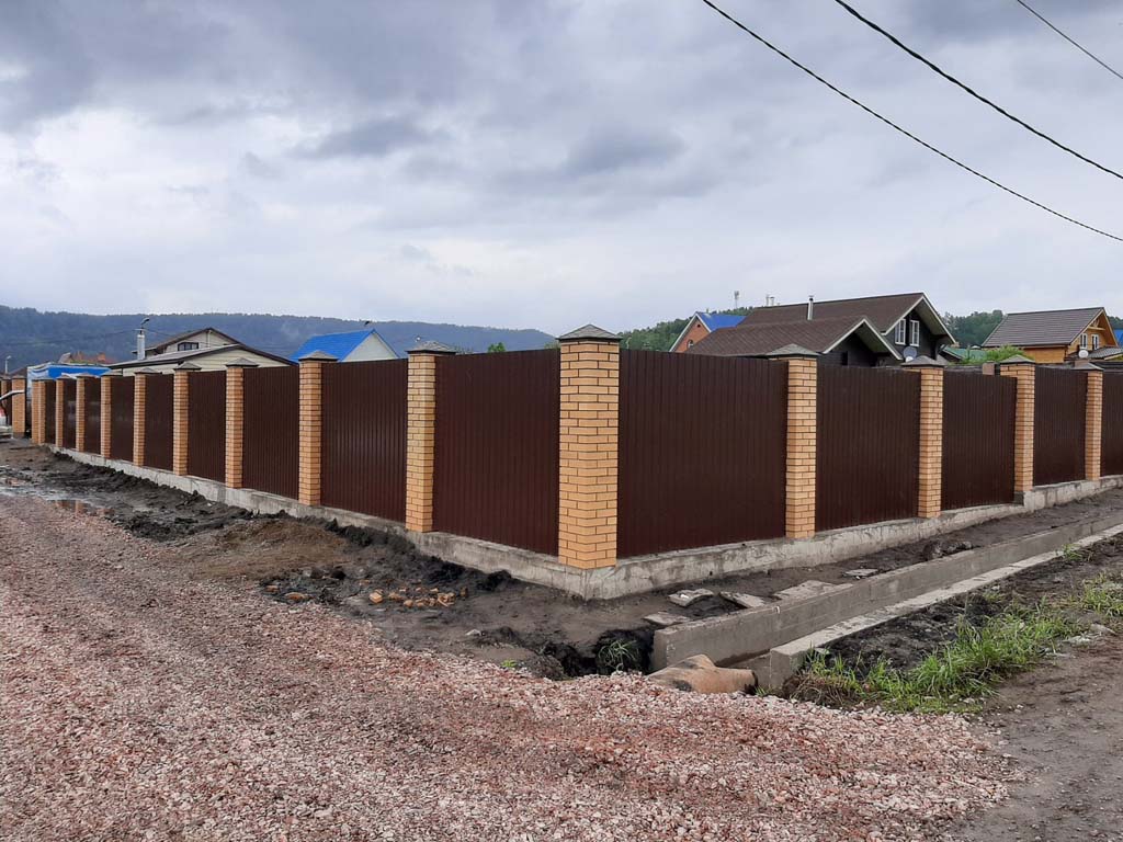 забор с кирпичными столбами и профнастилом для коттеджа