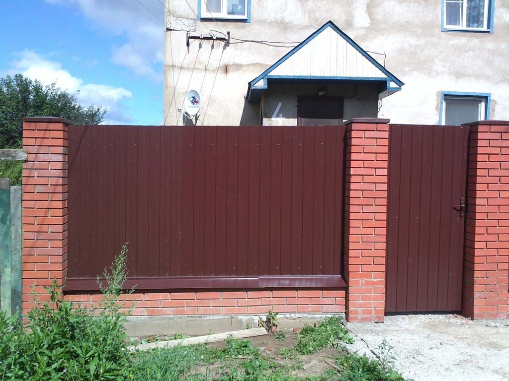 забор из профнастила с кирпичными столбами на ленточном фундаменте