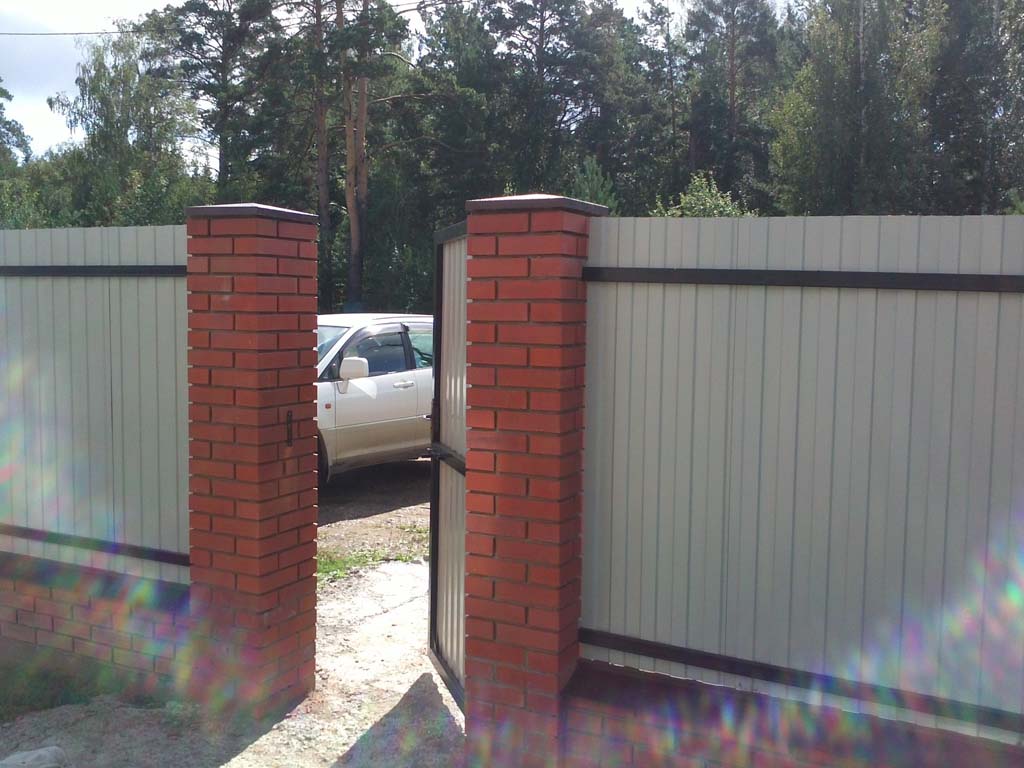 калитка для забора из профлиста и кирпича