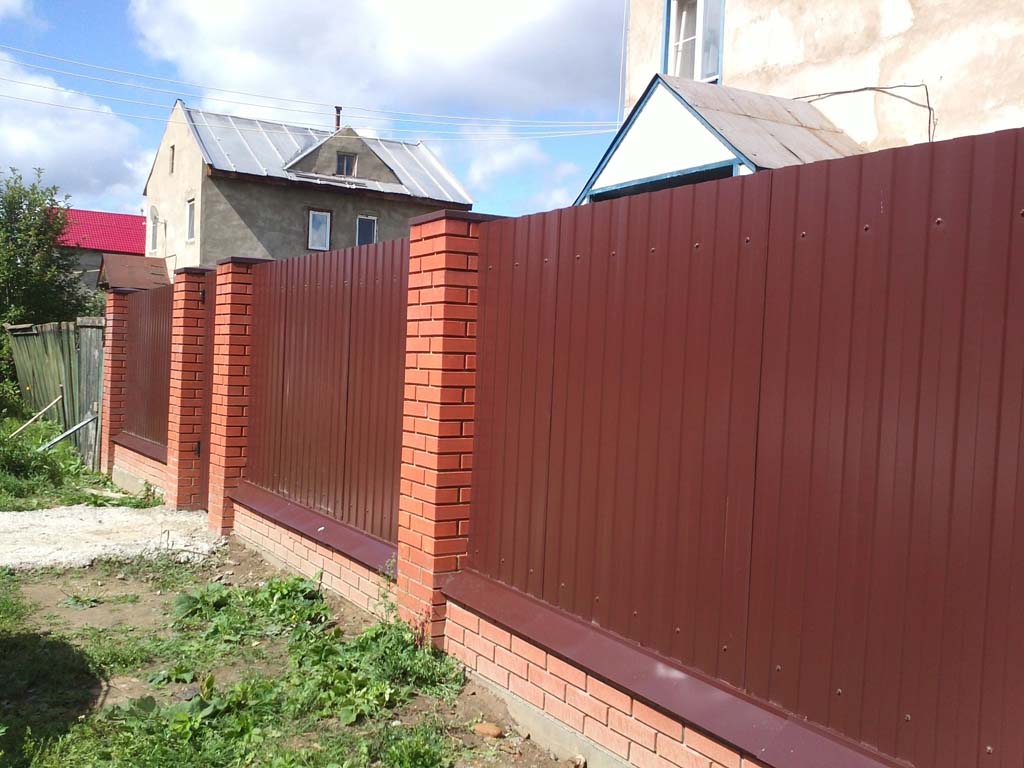 забор из металлопрофиля для коттеджа