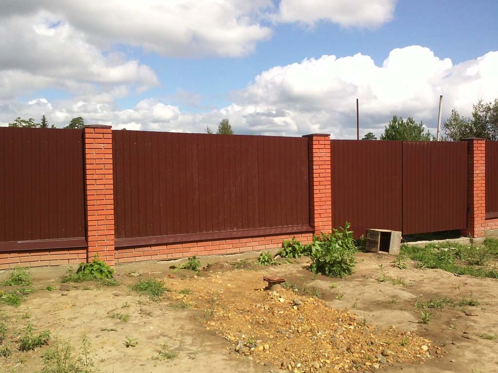 забор из профлиста с распашными воротами