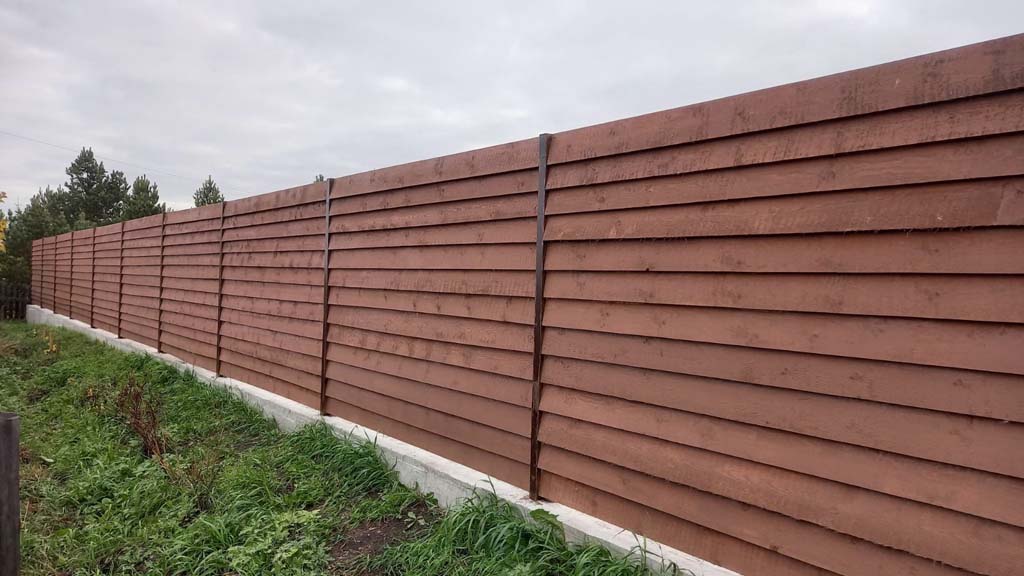 горизонтальный забор из дерева на ленточном фундаменте