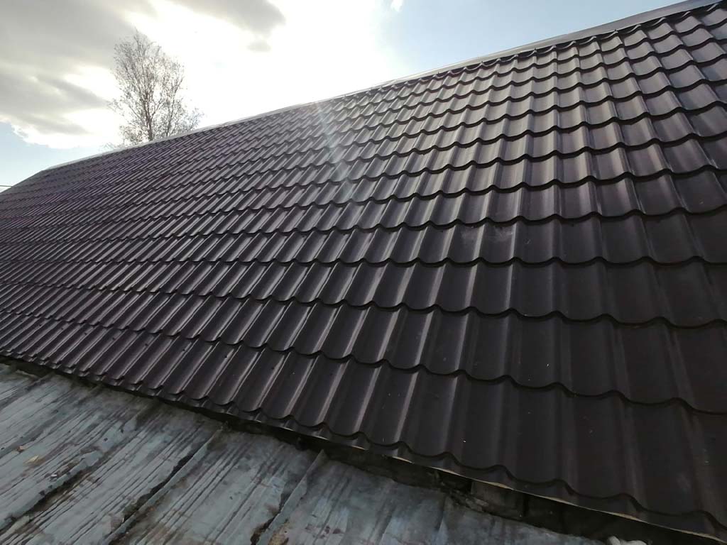 монтаж кровли из металлочерепицы на даче