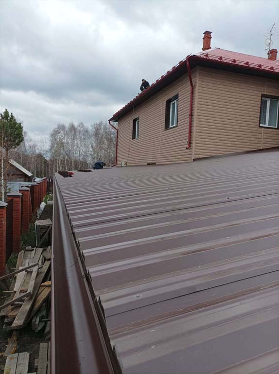 навес из профлиста с водосточным жёлобом