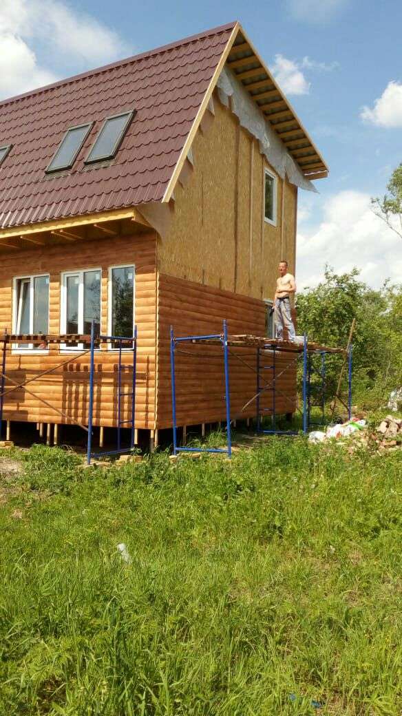 облицовка сайдингом фасада каркасного дома с мансардой