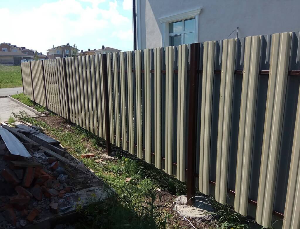забор из металлоштакетника с установкой под ключ