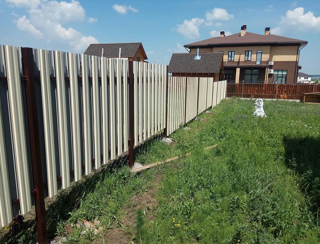 шахматный забор металлический штакетник для дачи