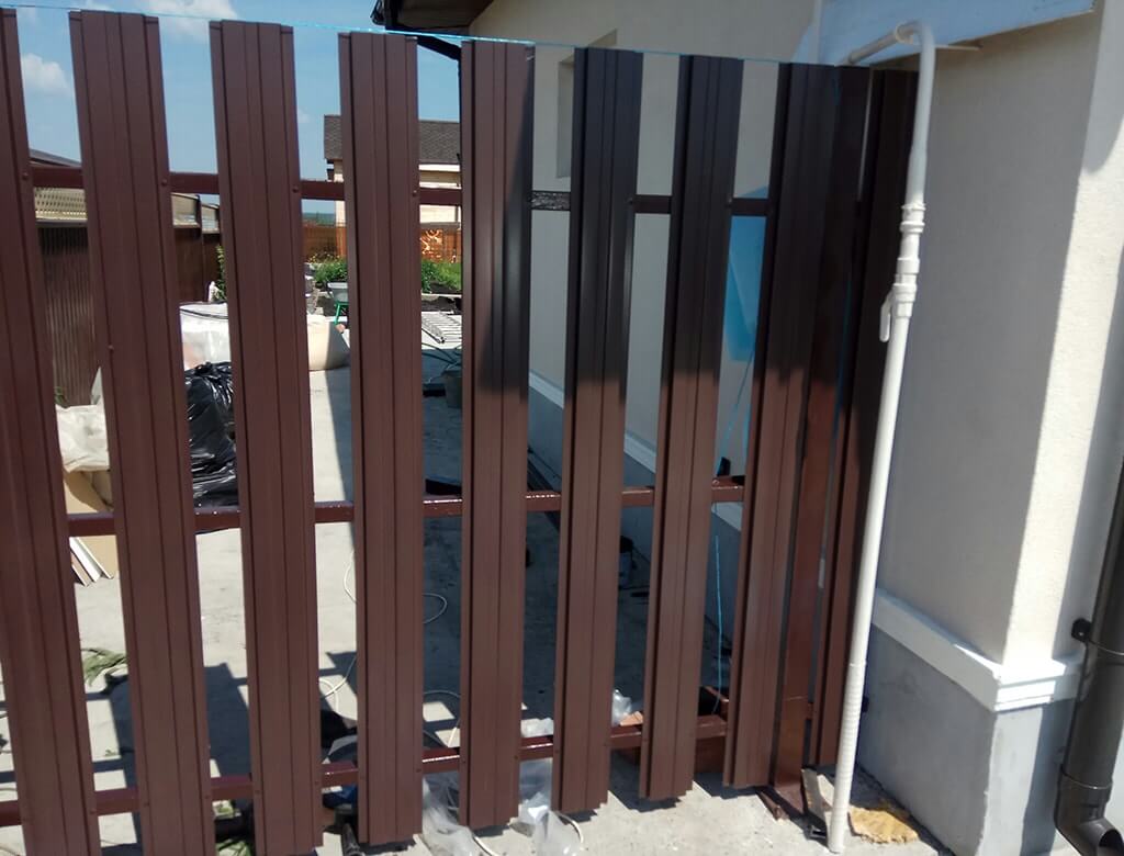 фото забора металлоштакетник на частном участке