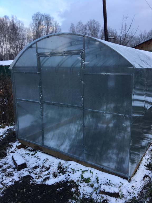 дачная теплица из поликарбоната с металлическими грядками