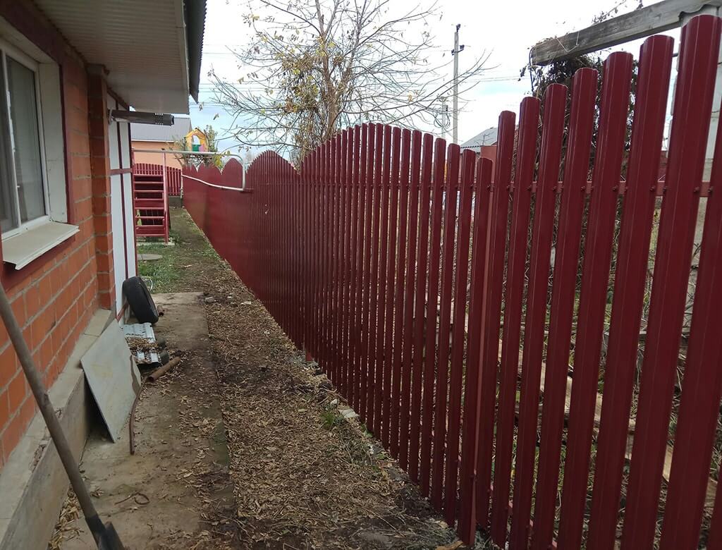 фото забора из евроштакетника на столбах