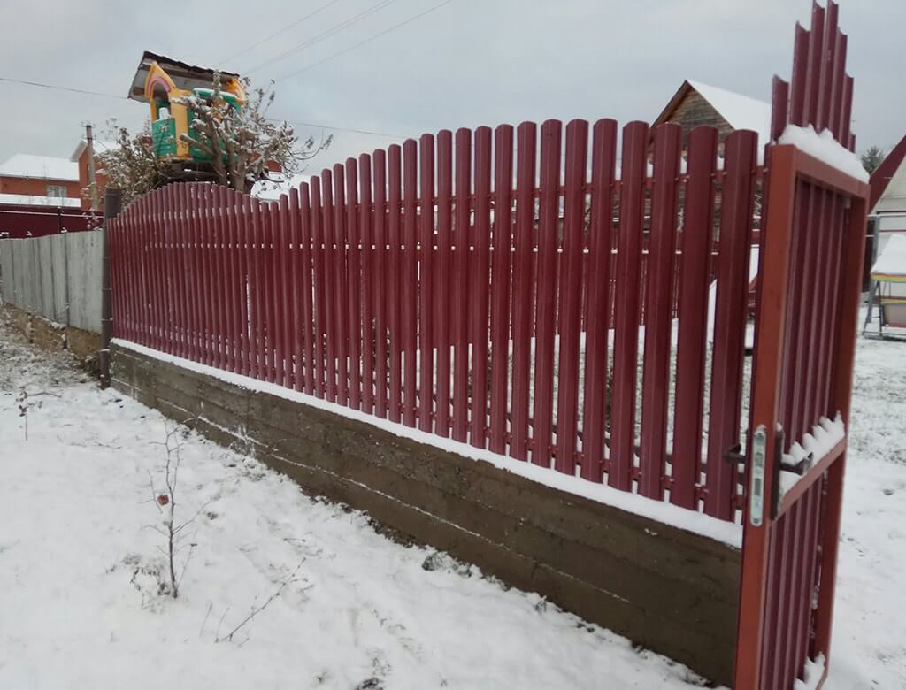 забор из металлоштакетника на ленточном фундаменте