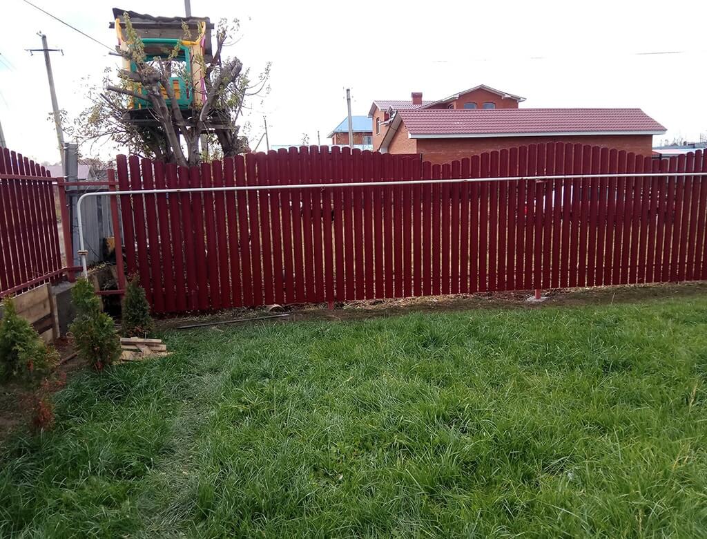 забор из металлоштакетника для дачного участка