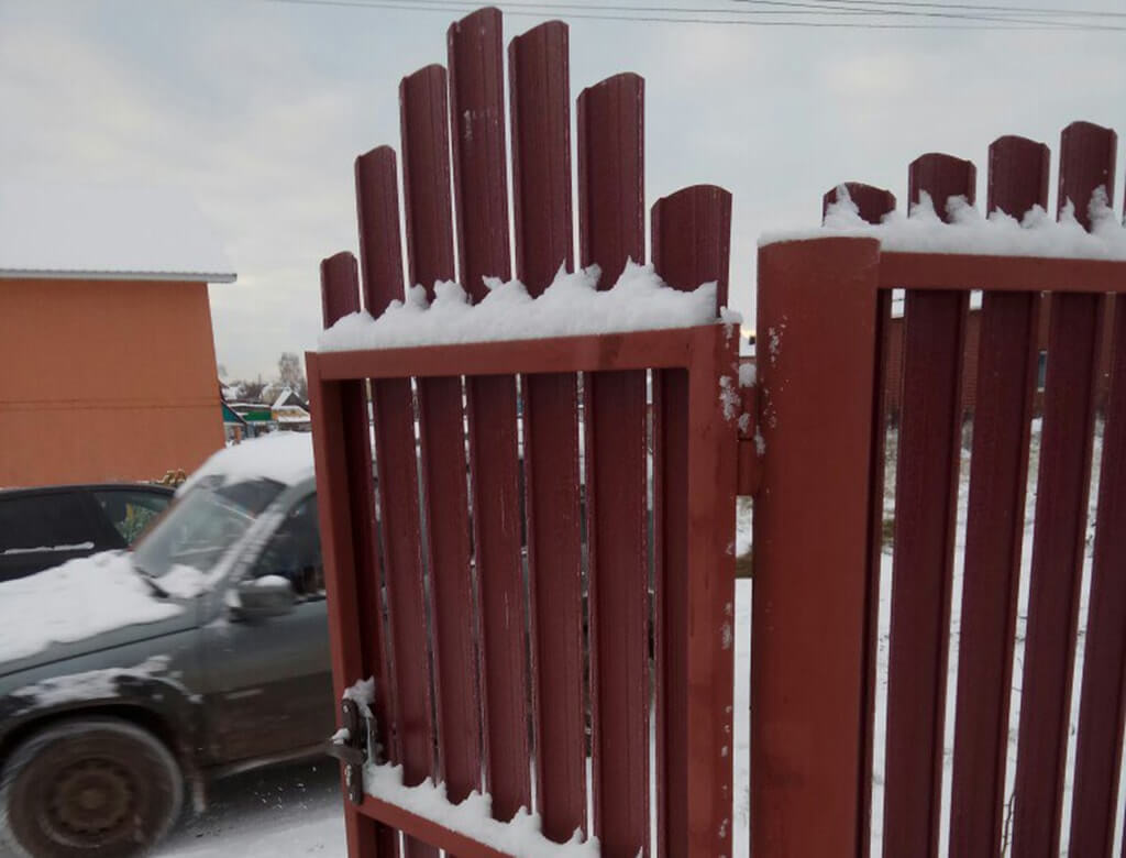металлический забор штакетник с калиткой