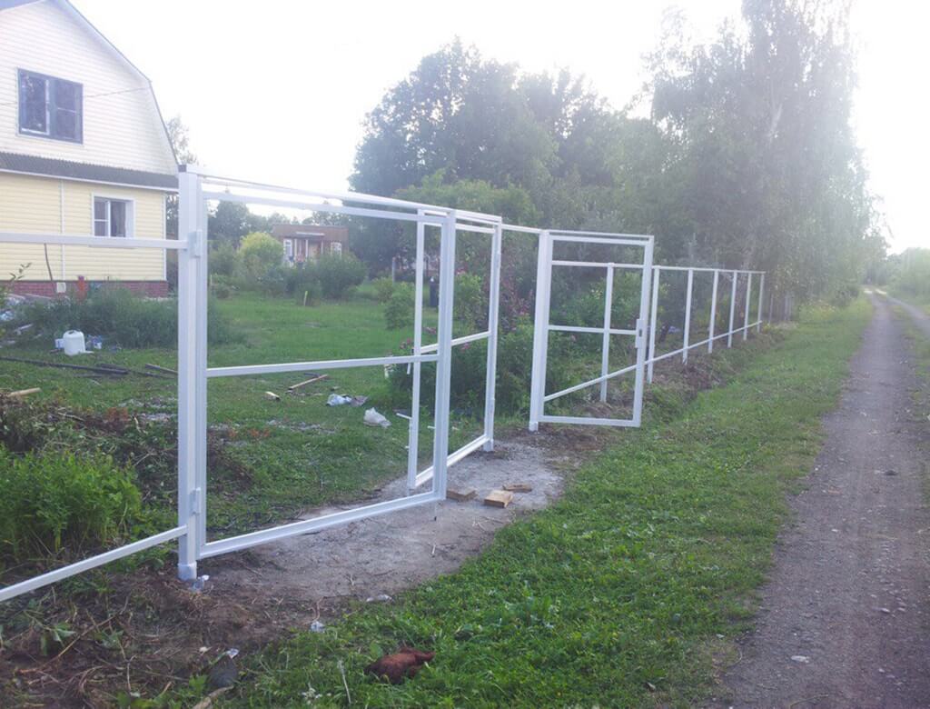 монтаж забора из металлического штакетника на дачном участке