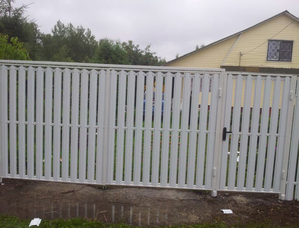 металлический штакетник забор с калиткой на даче