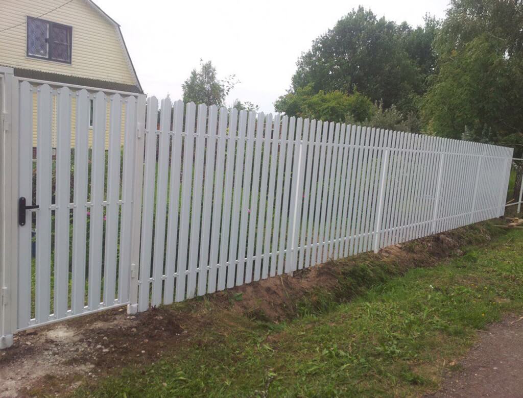 фото забора из евроштакетника на загородном участке