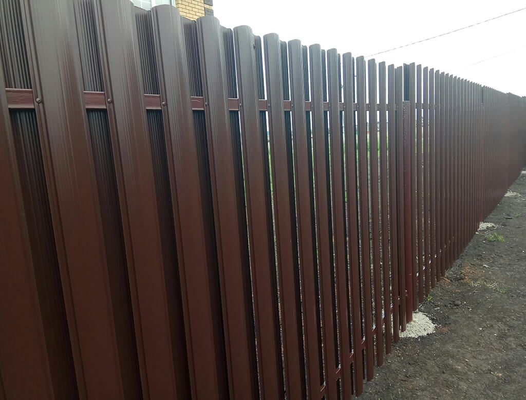 фото забора из евроштакетника для дачи