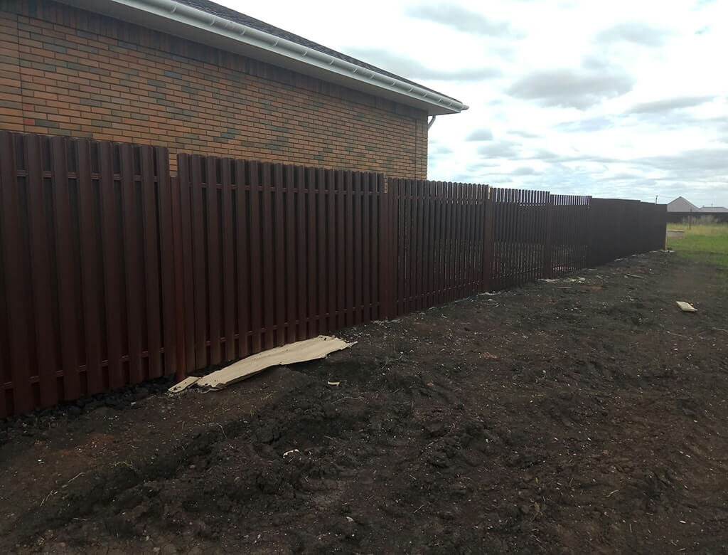 забор из металлоштакетника на частном участке