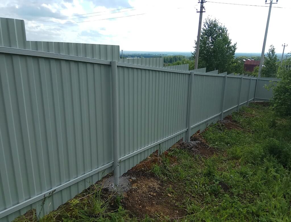 монтаж забора из профлиста с односторонней окраской